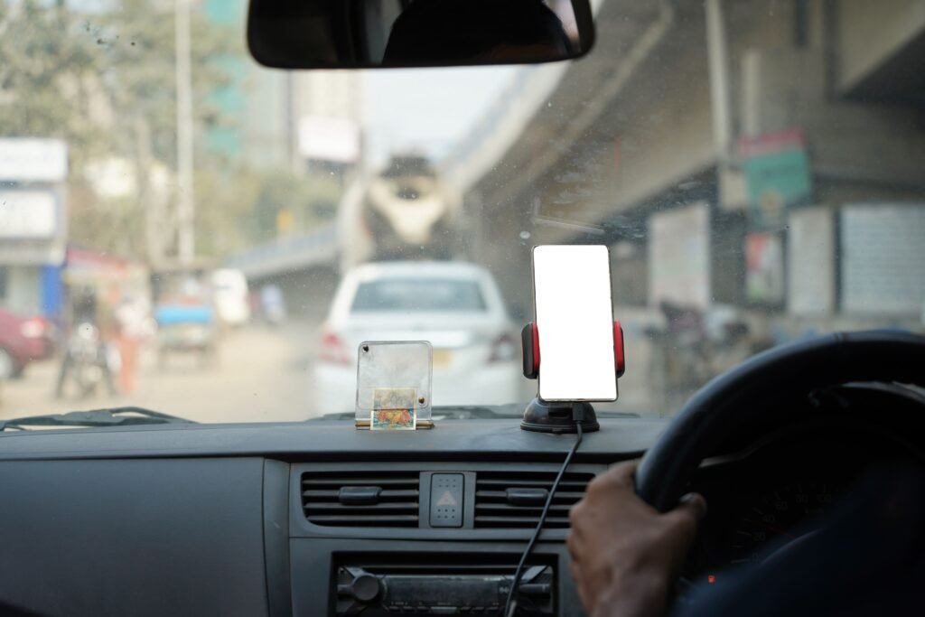 Quand remplacer un pare-brise ? Pare-brise fissuré avec impact montrant les 7 signes indiquant qu'un remplacement est nécessaire pour garantir la sécurité du conducteur.