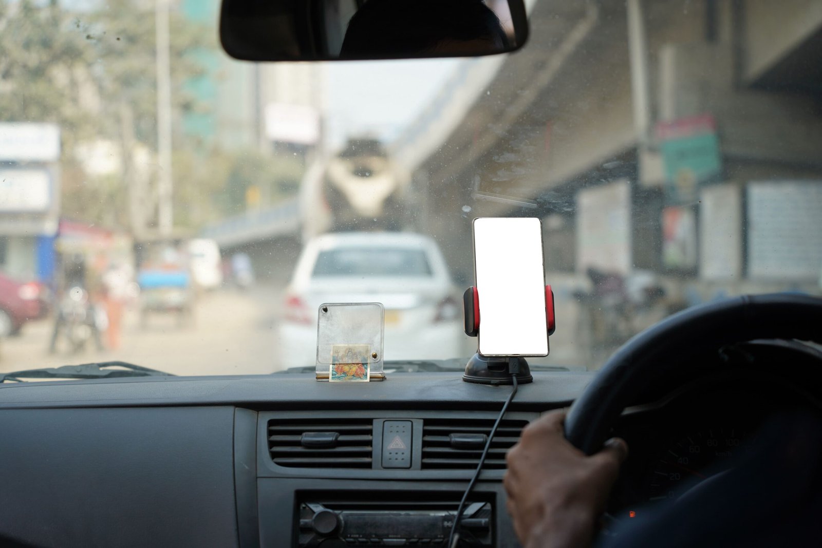 Quand remplacer un pare-brise ? Pare-brise fissuré avec impact montrant les 7 signes indiquant qu'un remplacement est nécessaire pour garantir la sécurité du conducteur.